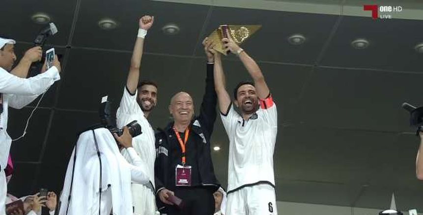 بالصور| بعد هييرو وراؤول .. تشافي يحمل كأس أمير قطر