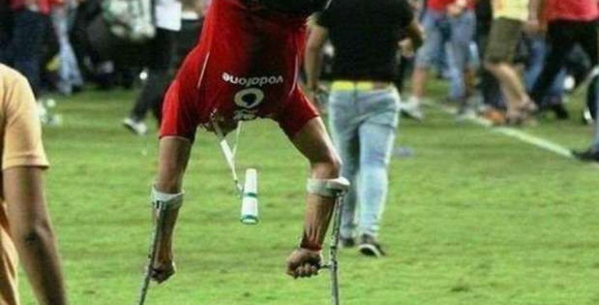 بالصور| مشجع الأهلي «صاحب العكاز الطائر» يظهر في المغرب