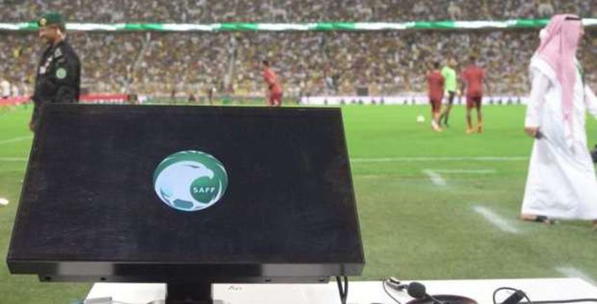 عامل يفصل تقنية "VAR" لشحن هاتفه في الدوري السعودي