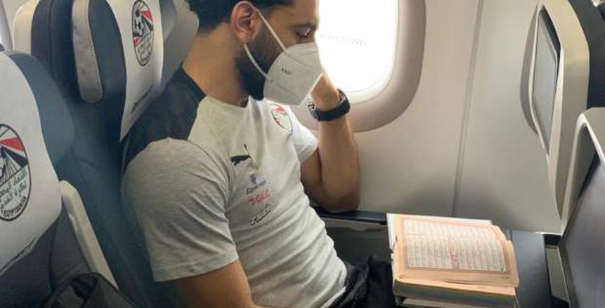 محمد صلاح يبدأ رحلة كينيا بقراءة القرآن على متن الطائرة  «صور»