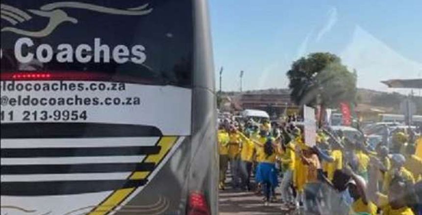 جماهير صن داونز تعترض حافلة الأهلي في جنوب أفريقيا «فيديو»