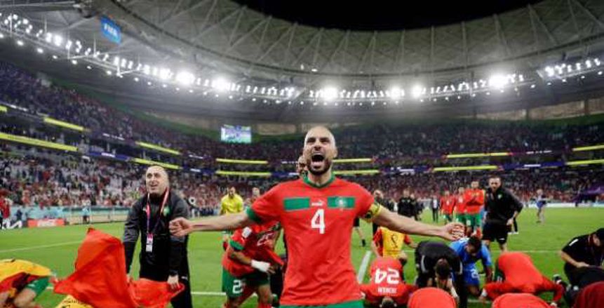 نجوم المغرب يودعون كأس العالم 2022 بـ«سجدة شكر» مع الجماهير
