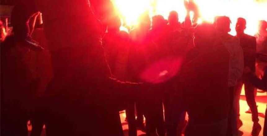 الأمن يفض جماهير الدراويش من أمام النادي الإسماعيلي بقنابل الغاز