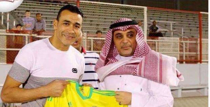 بالصور| الوحدة السعودي يكرم "الحضري".. والحارس يهدي رئيس النادي قميص المنتخب