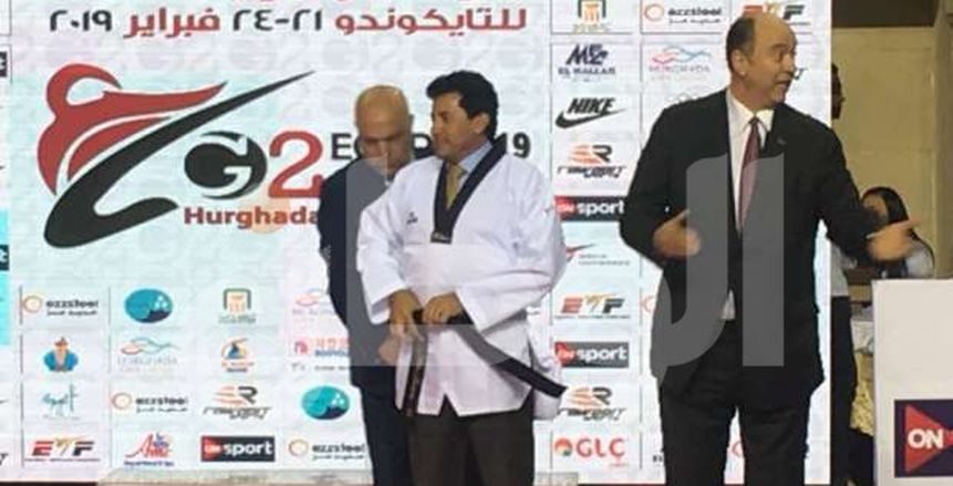 بالصور| الاتحاد المصري للتايكوندو يهدي وزير الرياضة الحزام الأسود