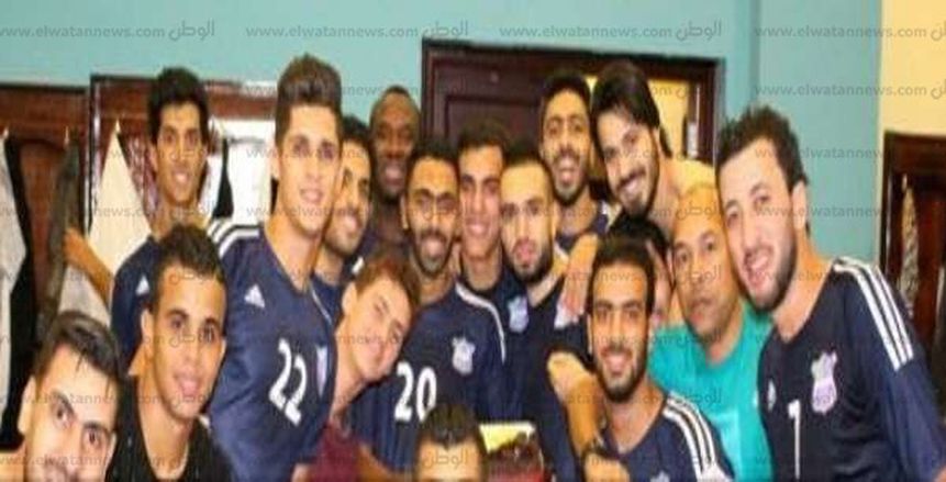 لاعبو المقاصة يحتفلون «بعيد ميلاد» حسين الشحات