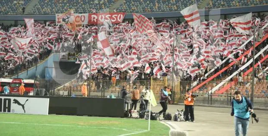 جماهير الزمالك تتوافد على مقر النادي لاستقلال حافلات برج العرب جماهير الزمالك تتوافد على مقر النادي لاستقلال حافلات برج العرب