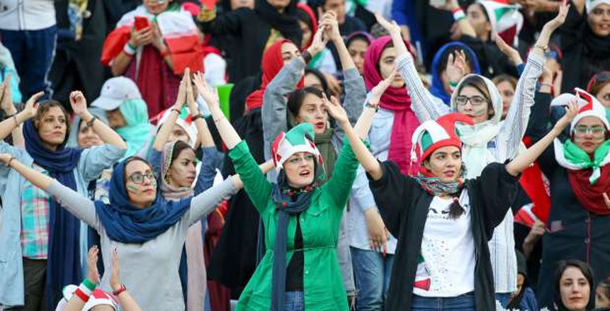 بالصور.. لأول مرة منذ 40 عامًا.. النساء تزين مدرجات ملعب مباراة إيران وكمبوديا