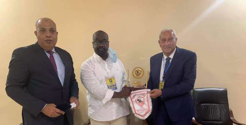 الزمالك يهدي درع النادي لرئيس تونجيت السنغالي «صور»