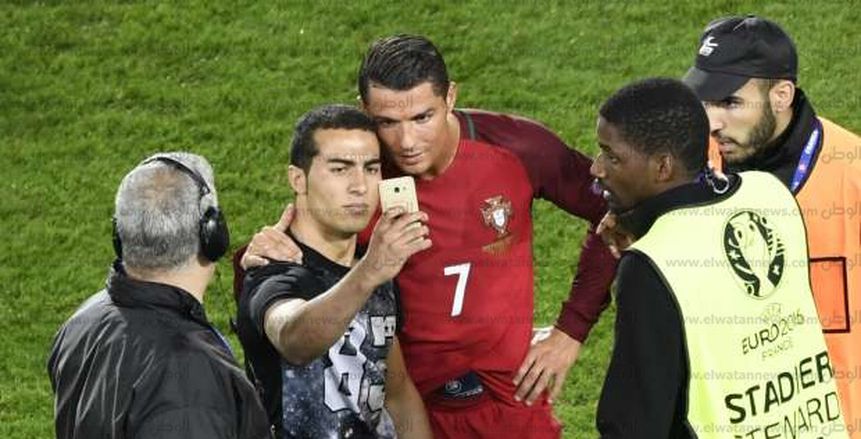 بالصور| مشجع يقتحم الملعب لالتقاط "سيلفي" مع رونالدو
