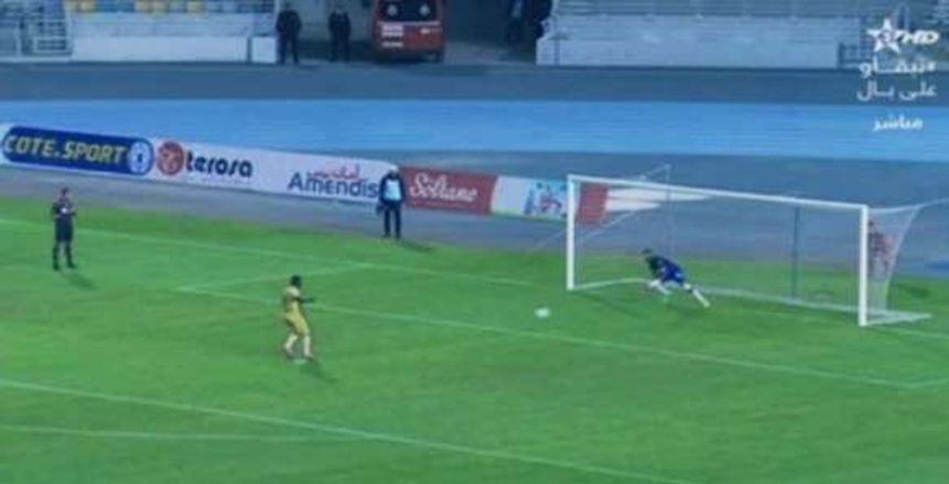 فيديو.. لاعب ينقذ فريقه في كأس المغرب بعد طرد الحارس.. تصدى لركلتي جزاء
