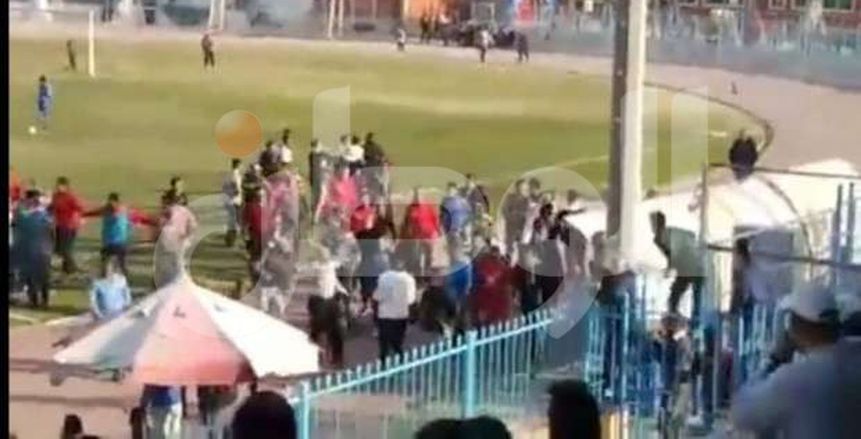 بالصور| اشتباكات عنيفة بين جولدي والبنك الأهلي في مباراة الصعود للترقي