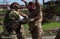 استسلام أحد عناصر كتيبة آزوف للقوات الروسية