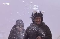 سعوديون يلهون بالثلوج وسط موجة برد غير مسبوقة