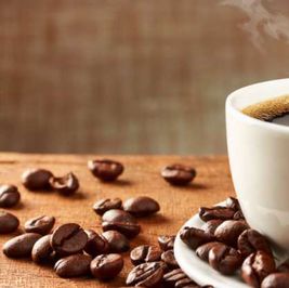 مخاطر الإفراط في تناول القهوة والكافيين قبل النوم.. طبيب يحذر