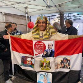 مصري بزي فرعوني يدلي بصوته في الانتخابات الرئاسية بباريس.. إقبال كثيف على اللجان