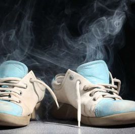 4 طرق لتنظيف رائحة الأحذية الكريهة.. مكونات بسيطة في المنزل