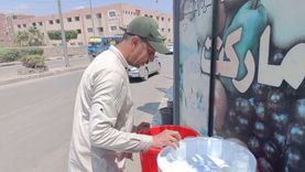 «محمد صدام» يوزع المياه المثلجة في شوارع القناطر: «بنهون الحر على الناس»