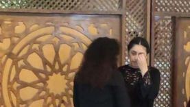 ريم أحمد تنهار من البكاء في عزاء والدتها (فيديو)