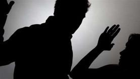 فيديو متداول لاعتداء شخص بوحشية على زوجته.. والمتابعون: «لازم يتحاكم ويبقى عبرة»