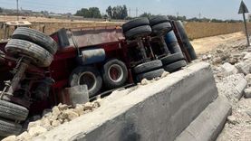 إصابة سائق إثر انقلاب سيارة نقل محملة بـ23 طن زيت طعام في المنيا