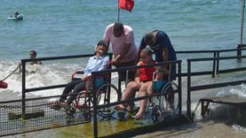 شاطئ المكفوفين وذوي الهمم بالإسكندرية يستقبل فوجا من متحدي الإعاقة «صور»