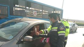 «المرور» توزع ورود وحلوى على قائدي السيارات احتفالا بعيد الشرطة «صور»