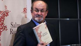 قناة CBS الأمريكية تعرض لحظات طعن سلمان رشدي في نيويورك «فيديو»