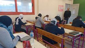 طلاب أولى ثانوي يؤدون امتحان الكيمياء «أوبن بوك» اليوم