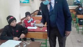 طلاب الصف الرابع الابتدائي يؤدون آخر امتحاناتهم في الرياضيات ببورسعيد