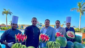 مهرجان البطيخ يجذب السياح على شواطئ الغردقة.. «4 أطنان فاكهة و11 شيفا»