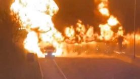 شاحنة وقود تتسبب في انفجار هائل على أحد الجسور بولاية أمريكية (فيديو)