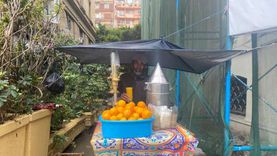 «عم علي» يعصر البرتقال تحت الأمطار من أجل أبنائه: مصدر رزقي الوحيد