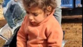أزمات الطقس السيئ: الجليد يحاصر اللاجئين في سوريا وطفلة ترتجف بردا «فيديو»