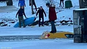 سيدة تنجو بأعجوبة من عواصف الثلج بكندا: خرجت سالمة من سيارتها بعد تحطم نهر جليدي (فيديو)