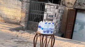 «أخلاقنا الجميلة».. «حمدي» يوزع مياه معدنية مجانا: «اروي عطشك وادعيله»