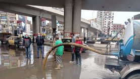 انتشار سيارات شفط المياه بشوارع الغربية لرفع آثار الأمطار