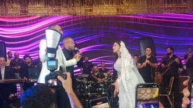 تامر عاشور يفاجئ حضور حفل زفاف ابنة مصطفى كامل بأغنية «هيجيلي موجوع»