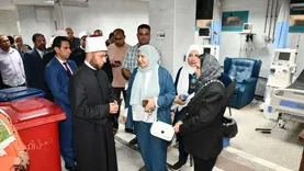 وزير الأوقاف يهدي المرضى في مستشفى الدعاة نسخة من القرآن