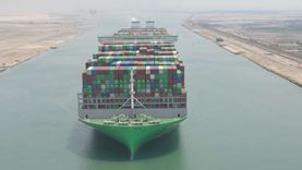 عبور أكبر سفينة حاويات في العالم لقناة السويس بحمولة 221 ألف طن «صور»