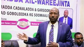 مقتل وزير شؤون العدالة الصومالي ونجله في انفجار لغم جنوب البلاد