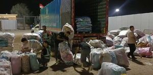 تجهيز قافلة جديدة من المساعدات في معبر رفح تمهيدا لدخولها قطاع غزة