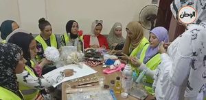 طلاب جامعة الإسكندرية يبدعون في المشغولات اليدوية.. «ريادة أعمال وتعليم»