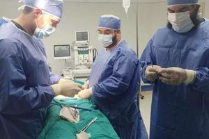 فريق طبي خلال إجراء عملية جراحية في مستشفى النجيلة