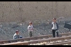 أطفال يفكون قضبان السكك الحديد بمفاتيح إنجليزي