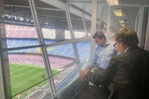 وزير الرياضة يتفقد ملعب «الكامب نو» بمدينة برشلونة