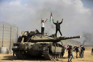 الفلسطينيون على دبابة إسرائيلية