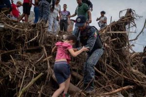 عمليات الإنقاذ في منطقة «لاس تيخيرياس» الفنزويلية