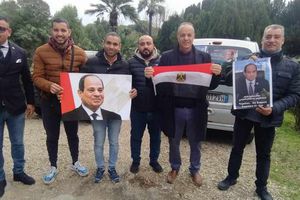 المصريون يتوافدون على مقر السفارة المصرية بروما