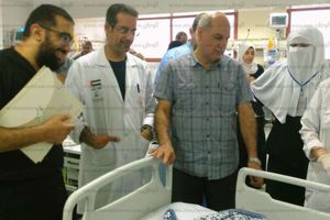 رئيس جامعة كفر الشيخ يطمئن على حالات جراحات "القلب المفتوح"